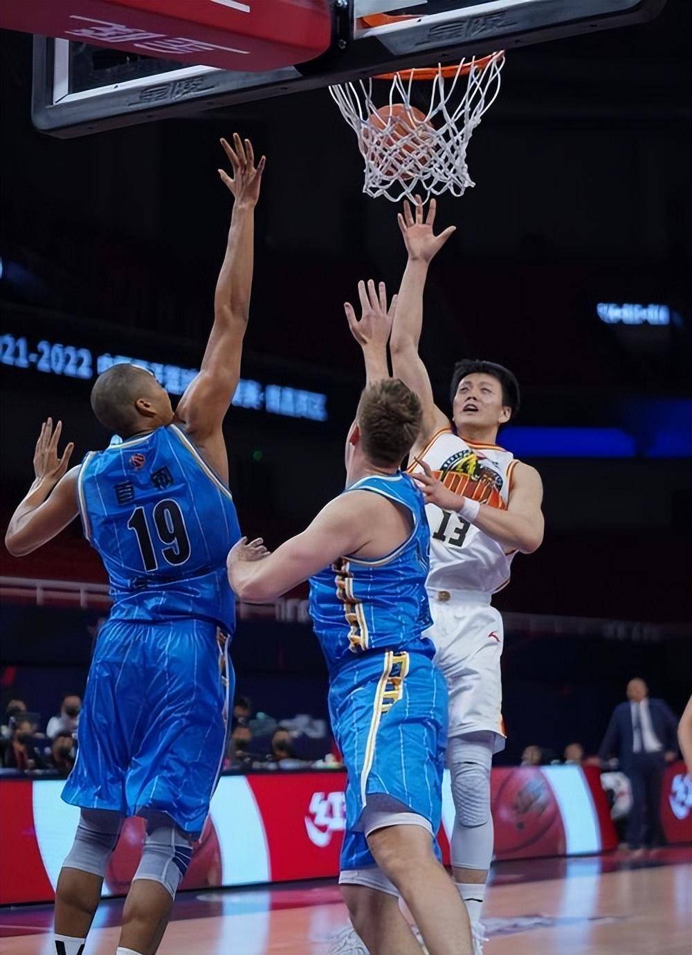 世俱杯参赛资格-篮球裁判判罚争议不断,国际体育界探讨调整