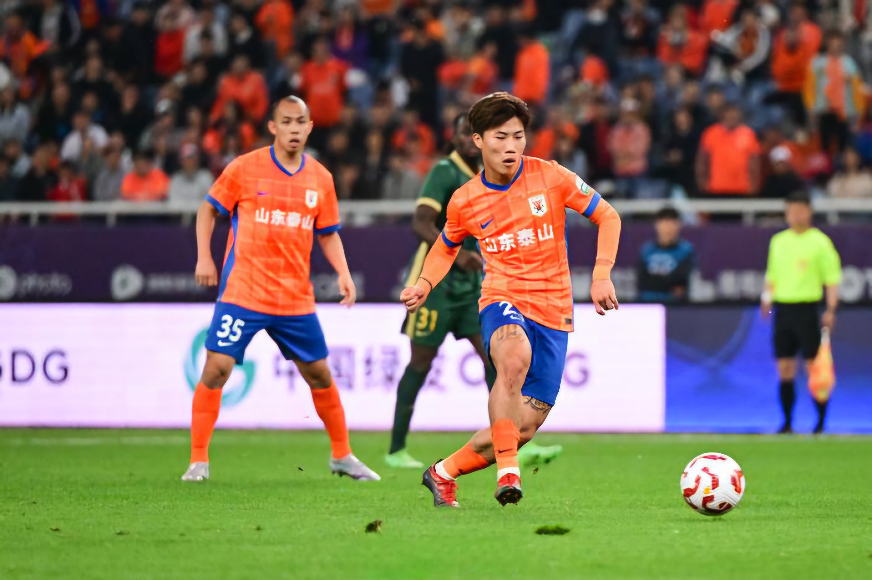 世俱杯冠军-山东泰山主场抢分,距离保级区拉开距离