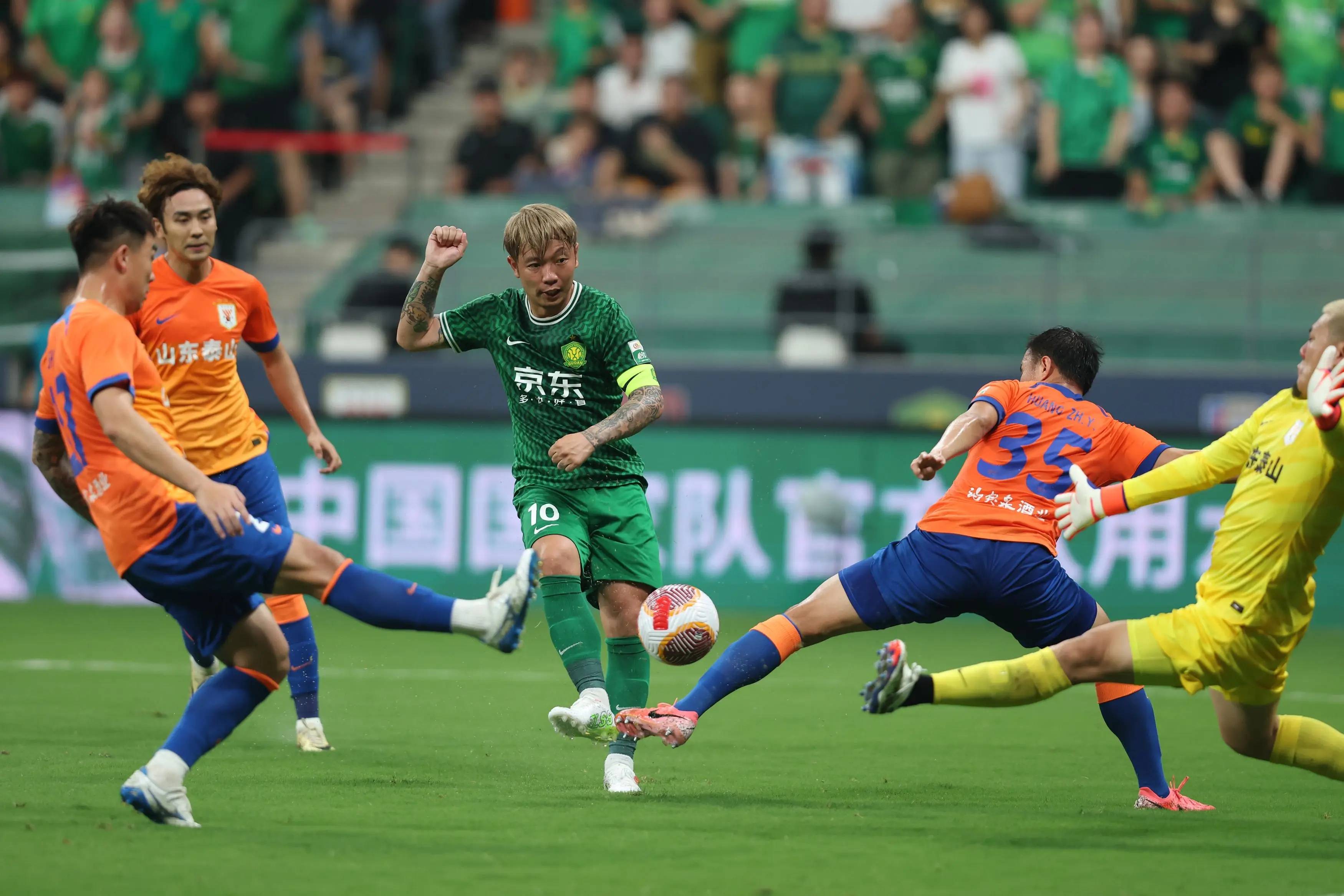 苏亚雷斯关键进球,助球队领先 苏亚雷斯关键进球,助球队领先