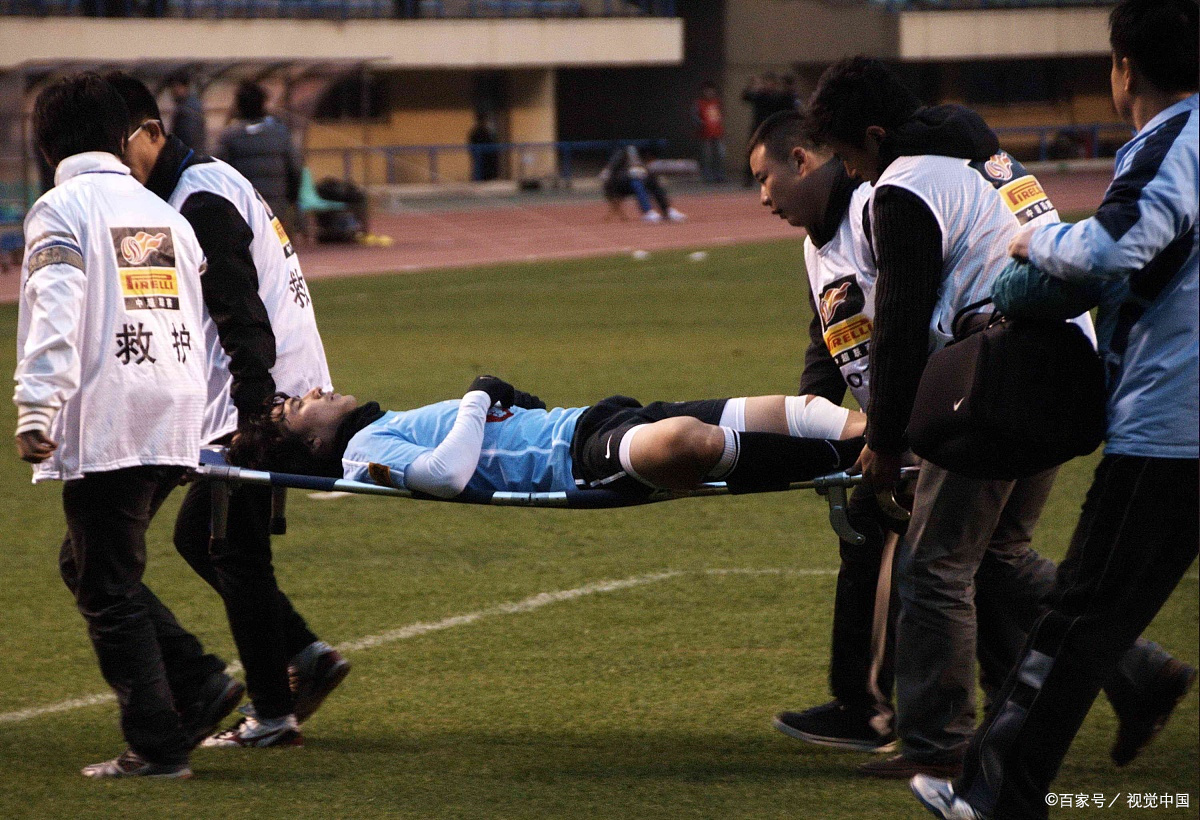 世俱杯直播-运动员意外受伤,紧急送医救治