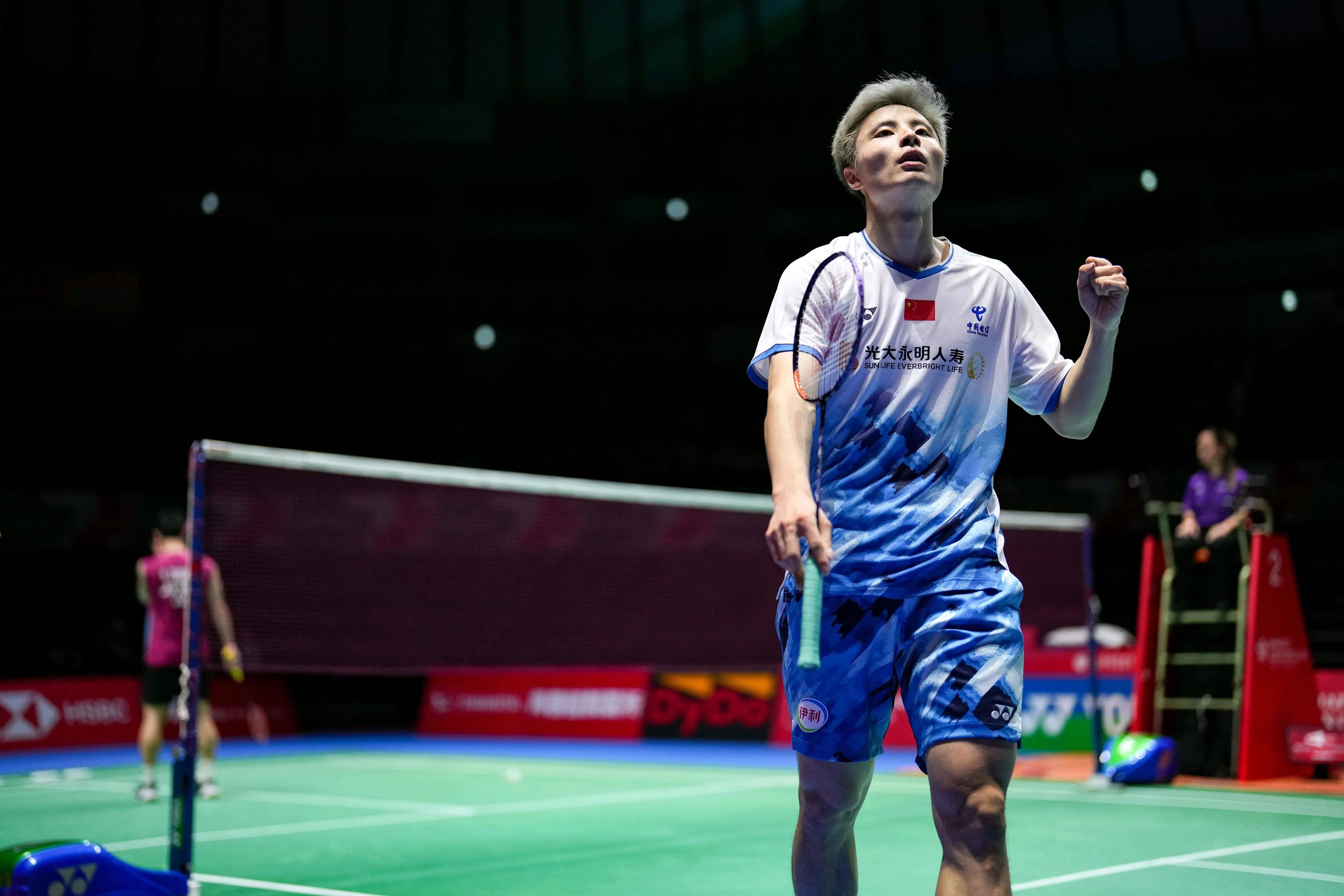 运动员意外受伤,紧急送医救治 运动员意外受伤,紧急送医救治