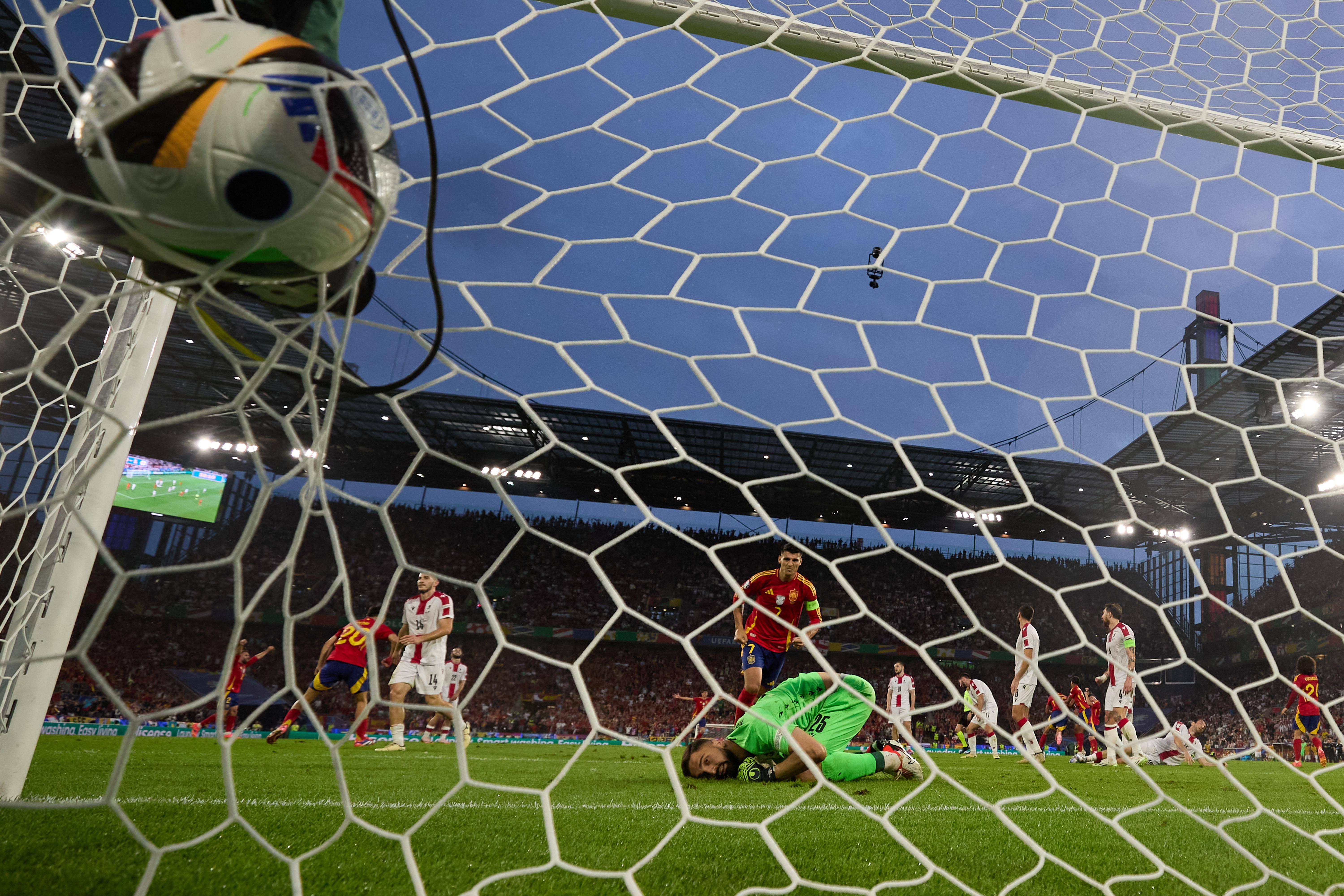 世俱杯参赛资格-欧洲足球赛事精彩纷呈,各队实力对决激烈异常