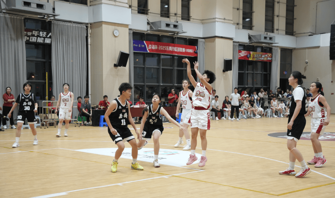 世俱杯冠军-篮球赛场热血搏杀,胜负难分