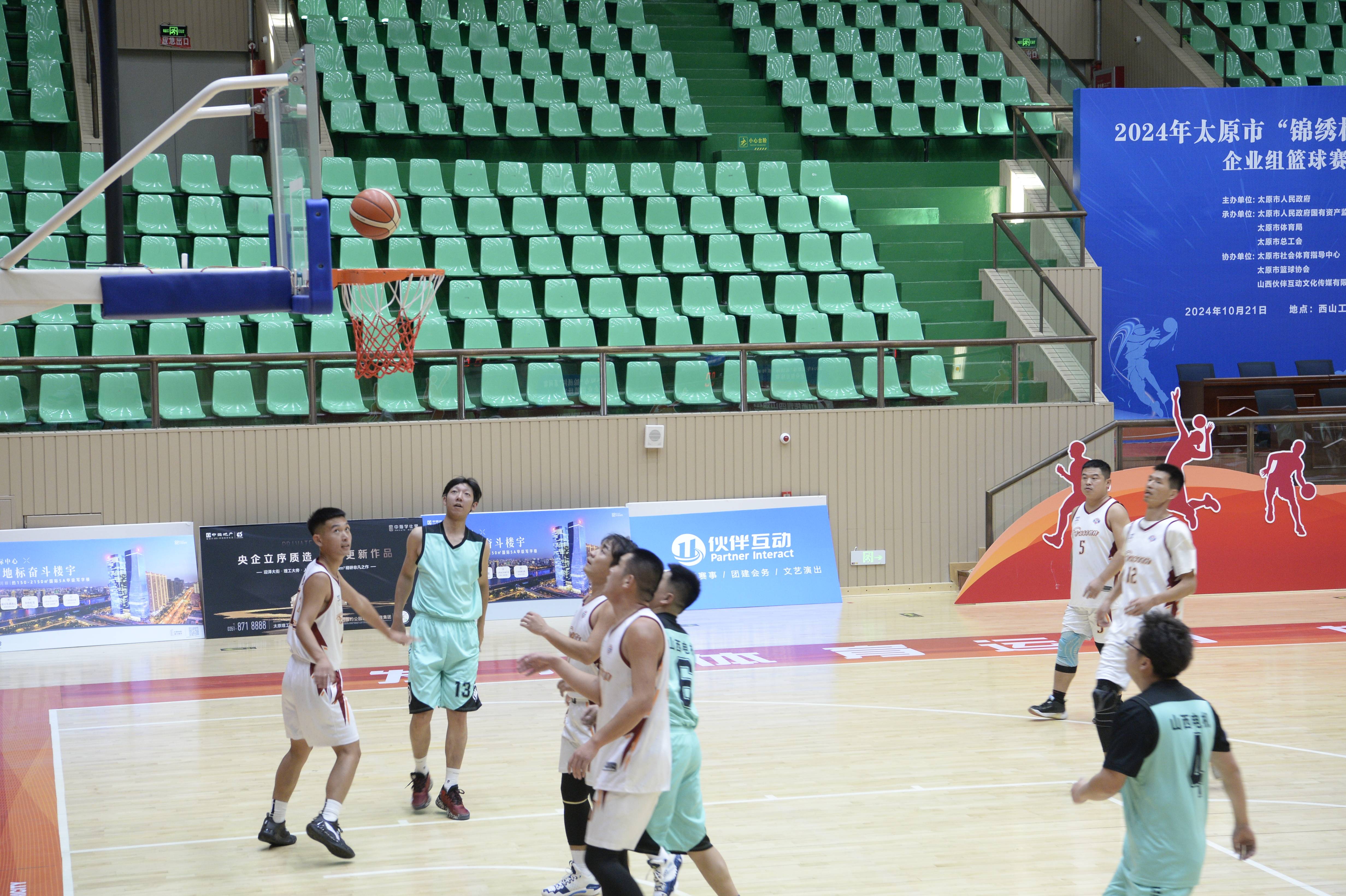 篮球赛场热血搏杀,胜负难分 篮球赛场热血搏杀,胜负难分