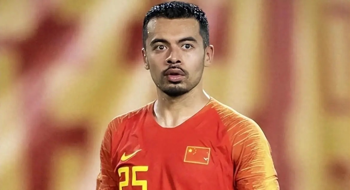 本土足球明星秀技，球队士气高涨