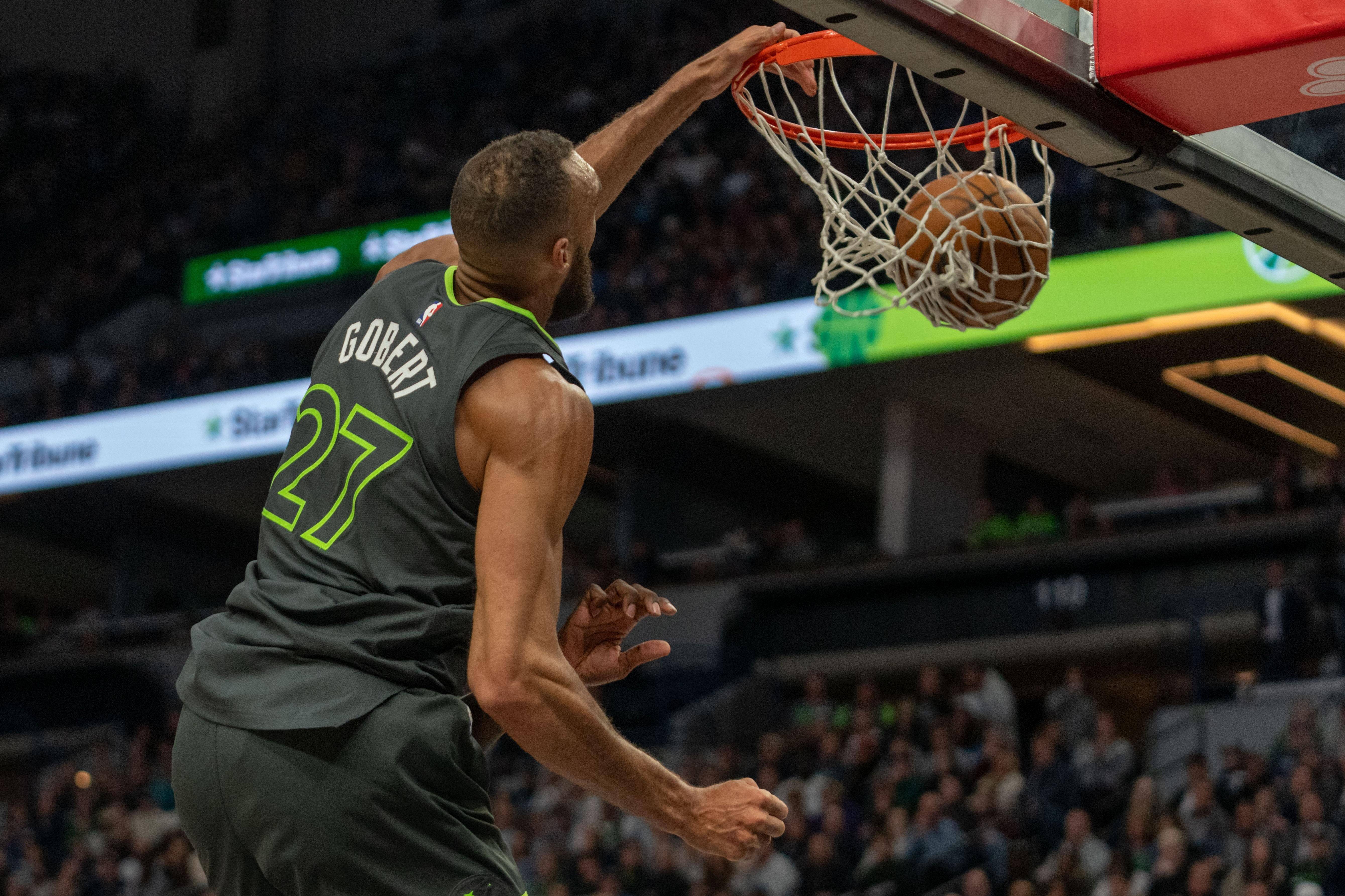 世俱杯分组-防守端高效发挥，球队擒下胜利