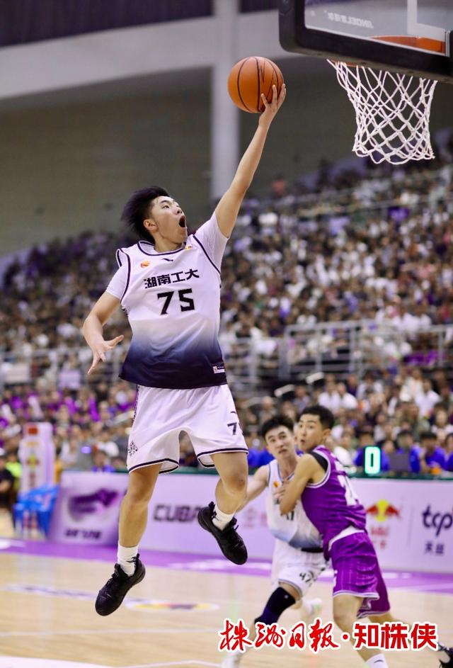 篮坛巨星风采，球场上演鏖战