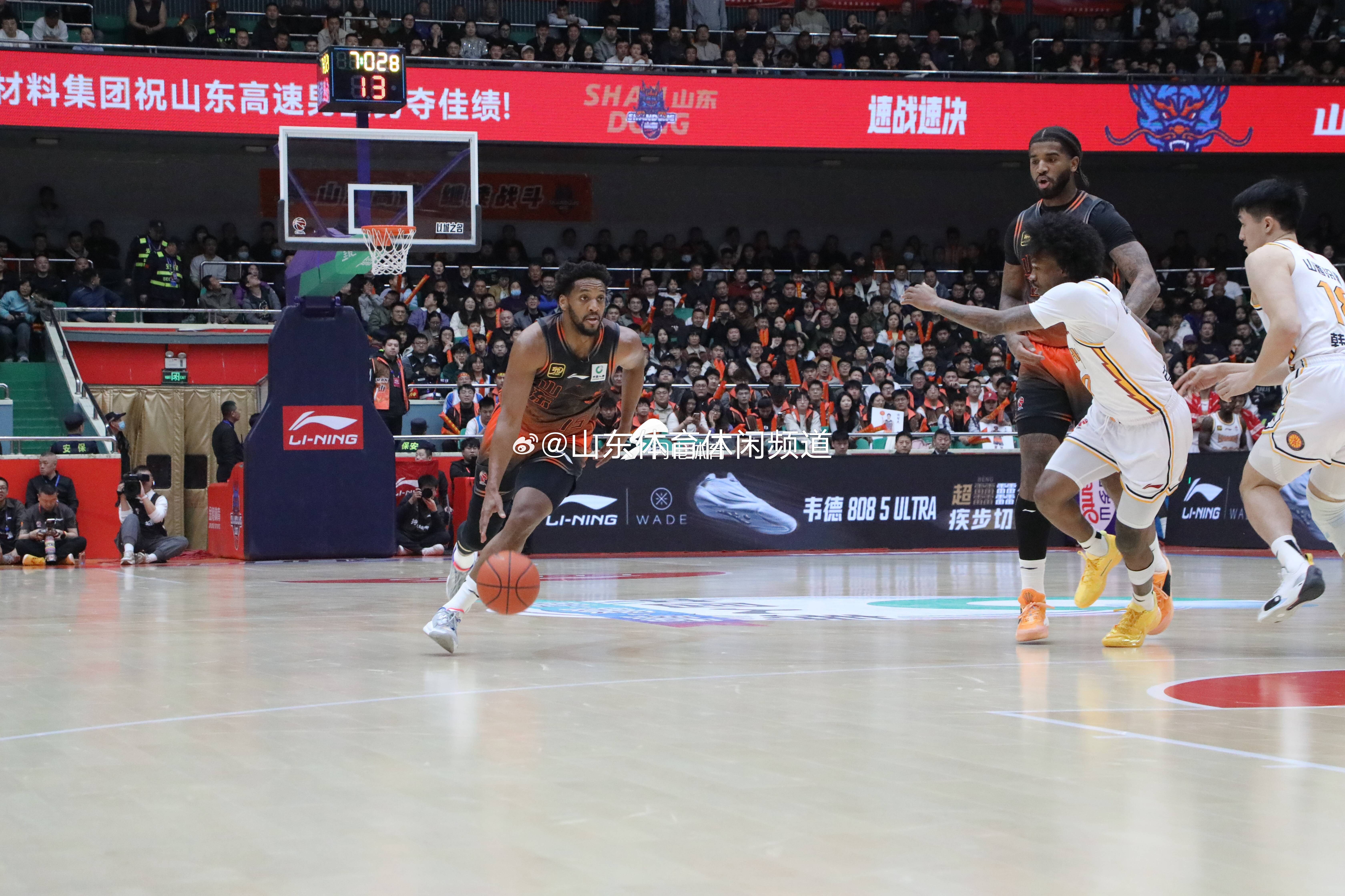 世俱杯冠军-深圳男篮展现实力战胜浙江队