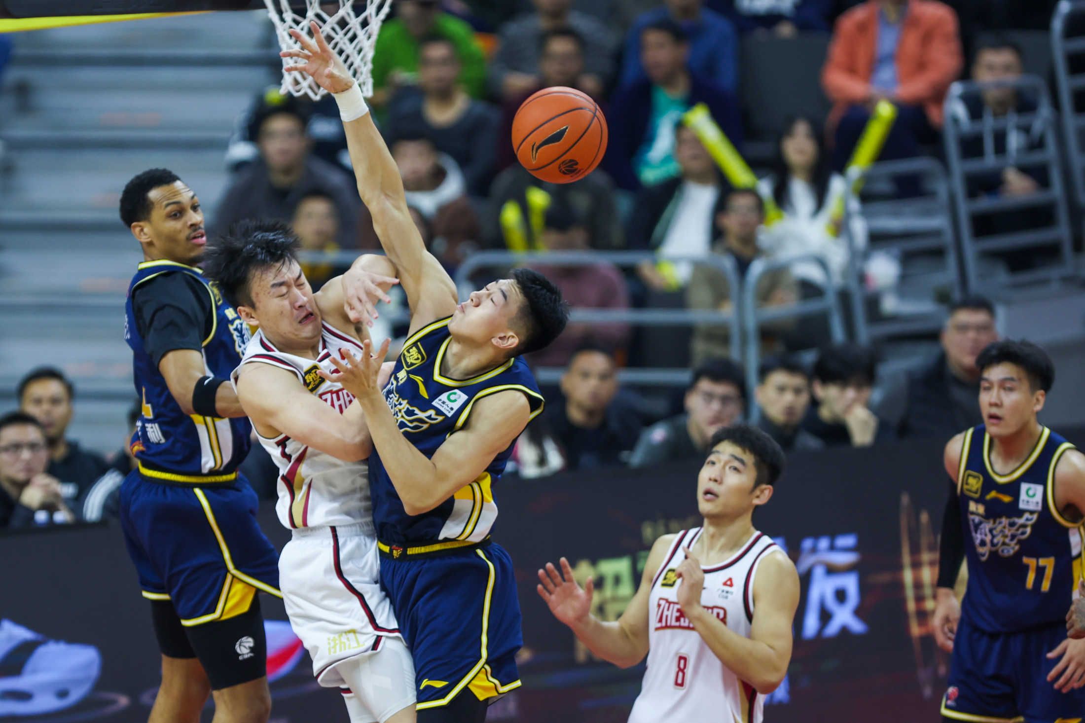 深圳男篮展现实力战胜浙江队