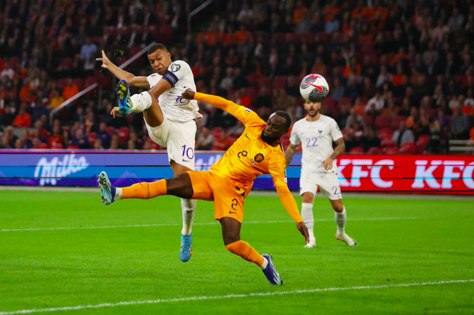 欧预赛胜负悬念难解，球员实力对决拼搏