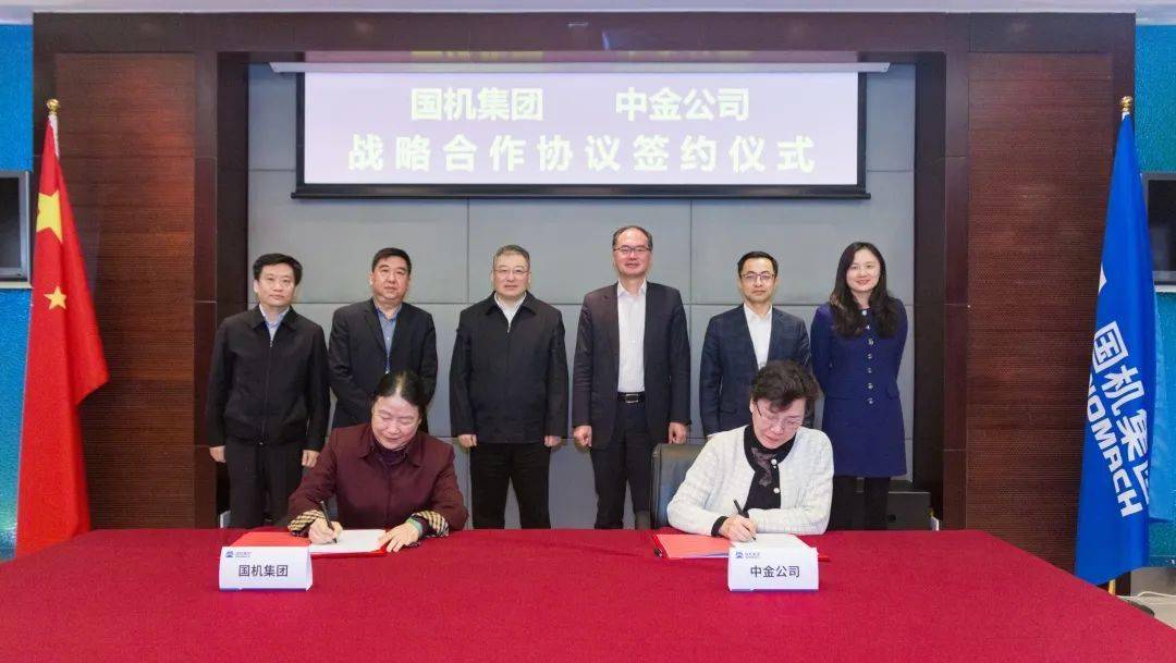 足球巨星莱万多夫斯基签署合作协议的简单介绍