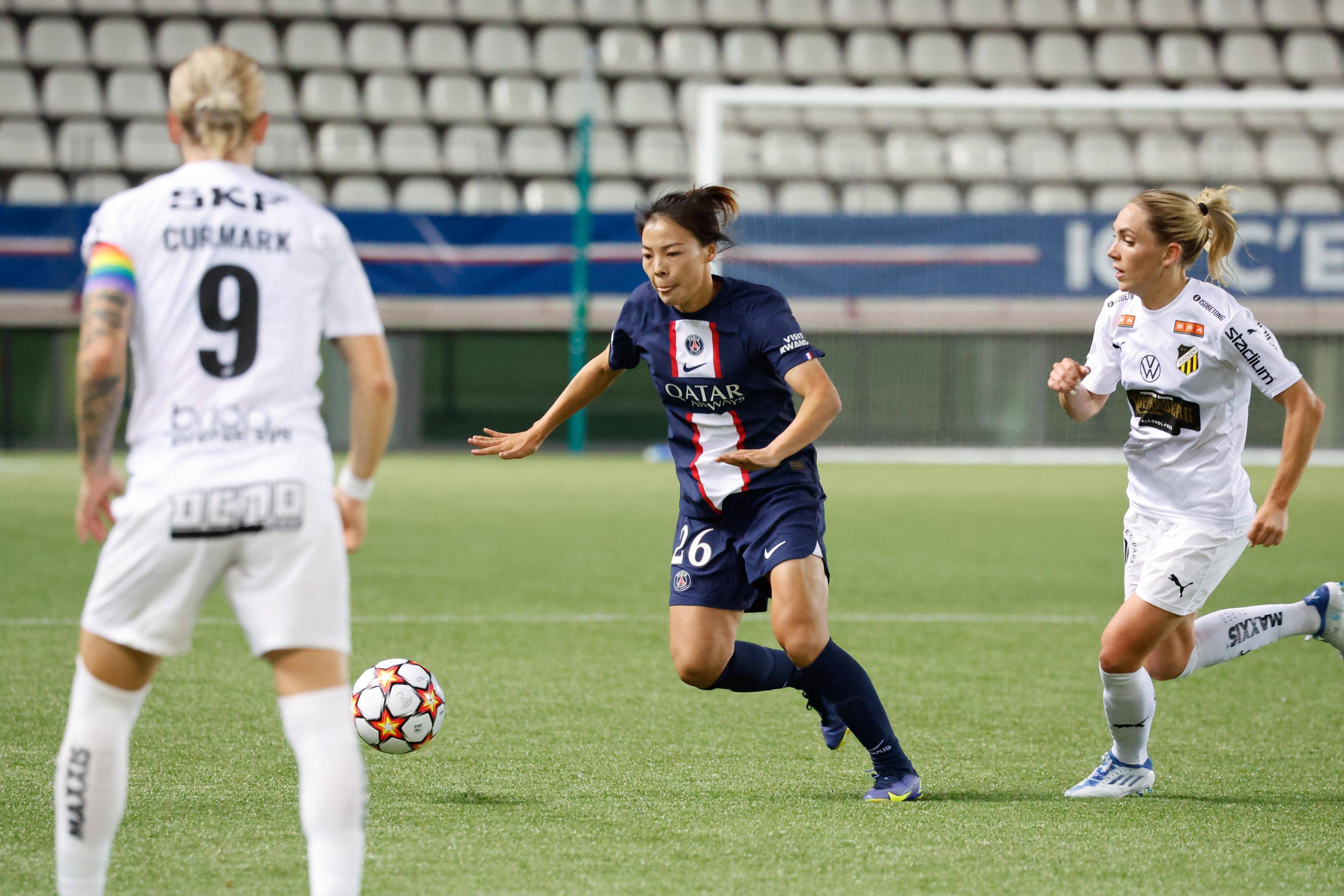 世俱杯参赛资格-中国女足球员在比赛中发挥出色，赢得掌声