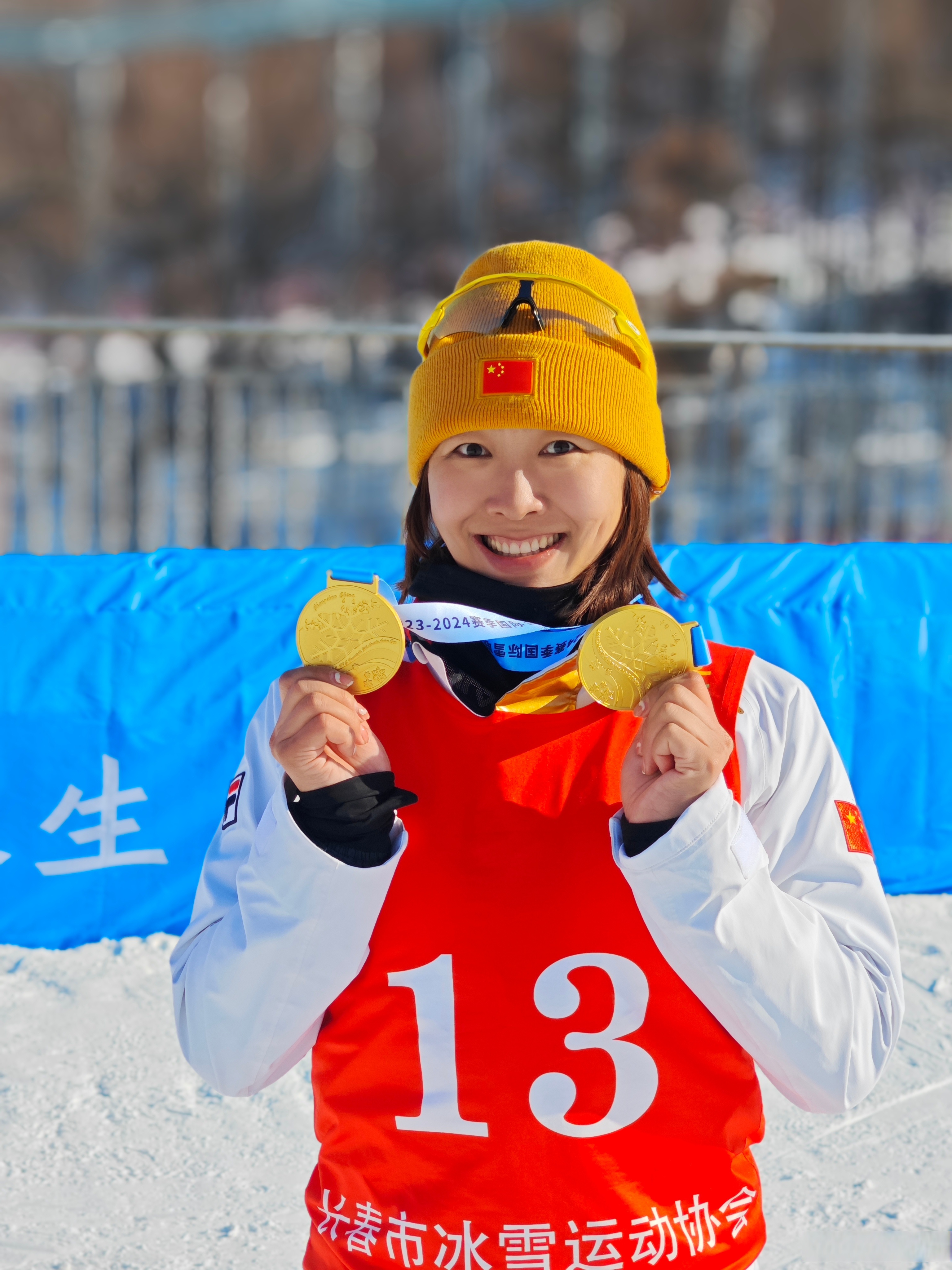 瑞士滑雪运动员完成完美演出，登上领奖台的简单介绍