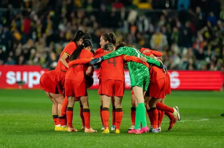 国际女足比拼菲菲入场,战况激烈精彩 国际女足比拼菲菲入场,战况激烈精彩