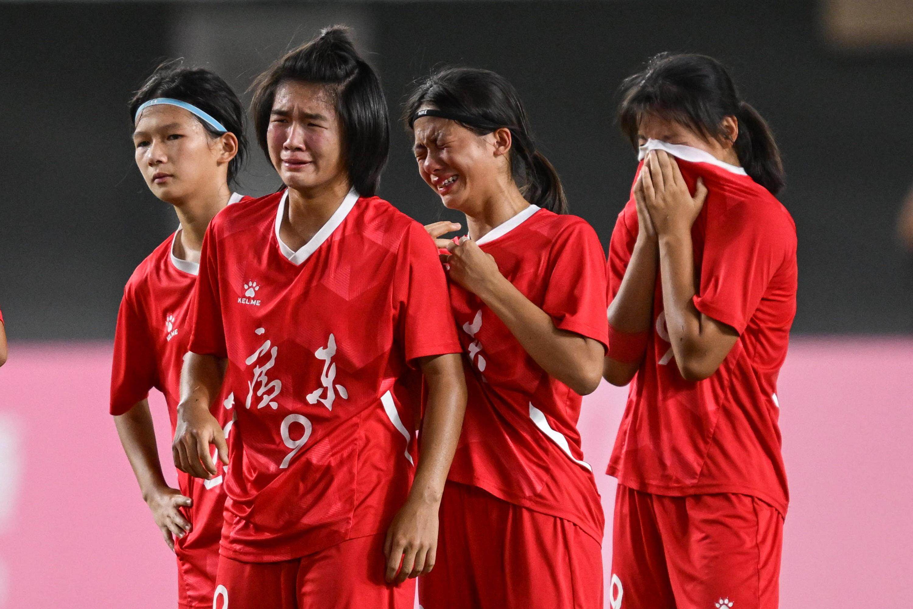 中国女足赛场上取得优势，压倒对手