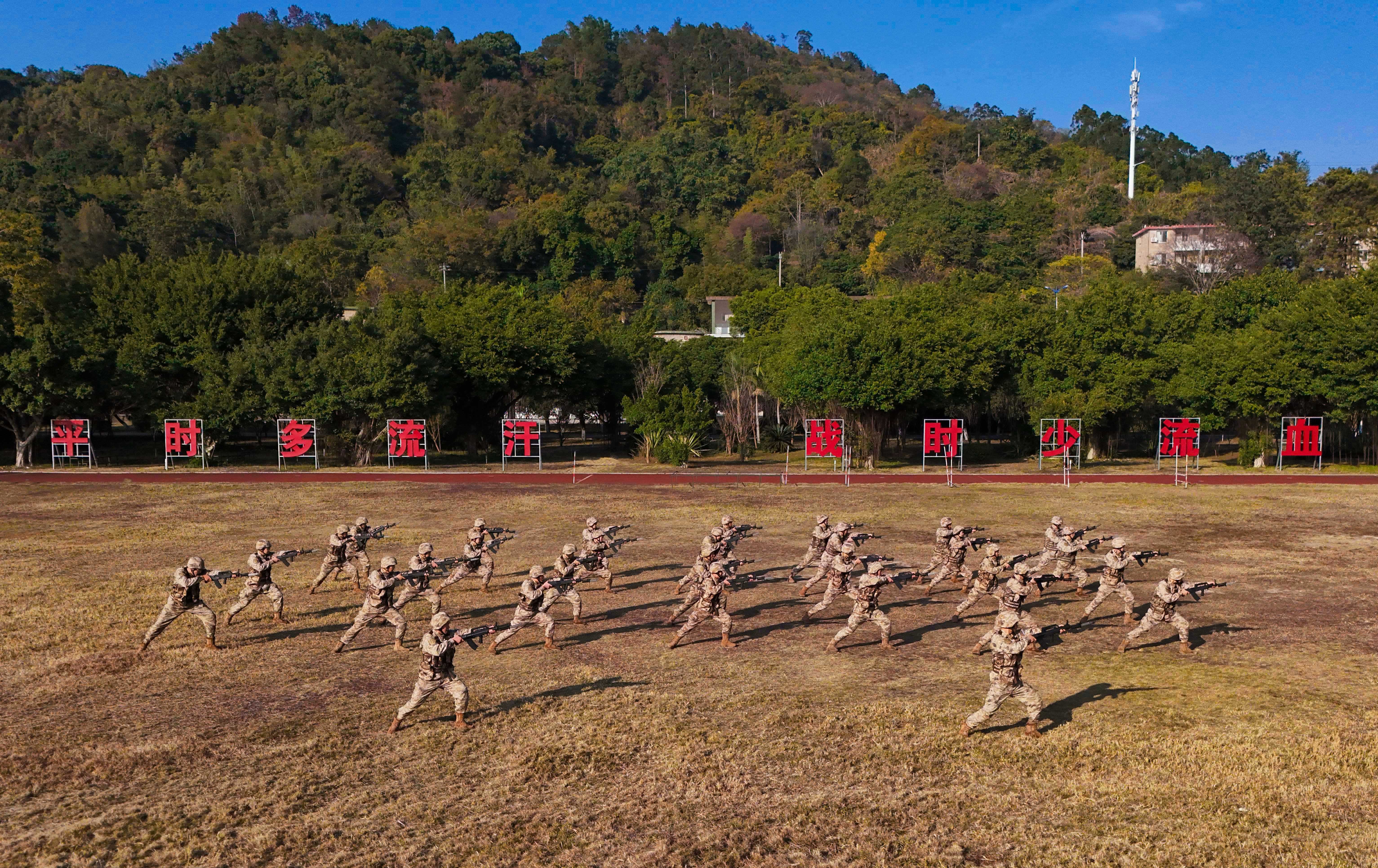 世俱杯2025-包含格拉纳达关键一战临近，全队备战训练加大强度的词条
