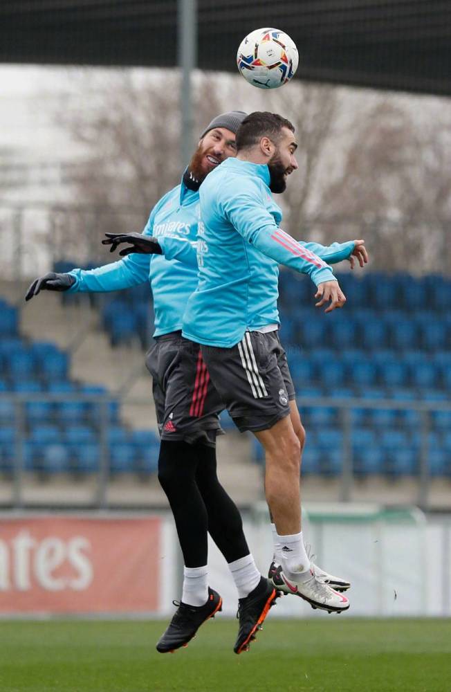 包含格拉纳达关键一战临近，全队备战训练加大强度的词条