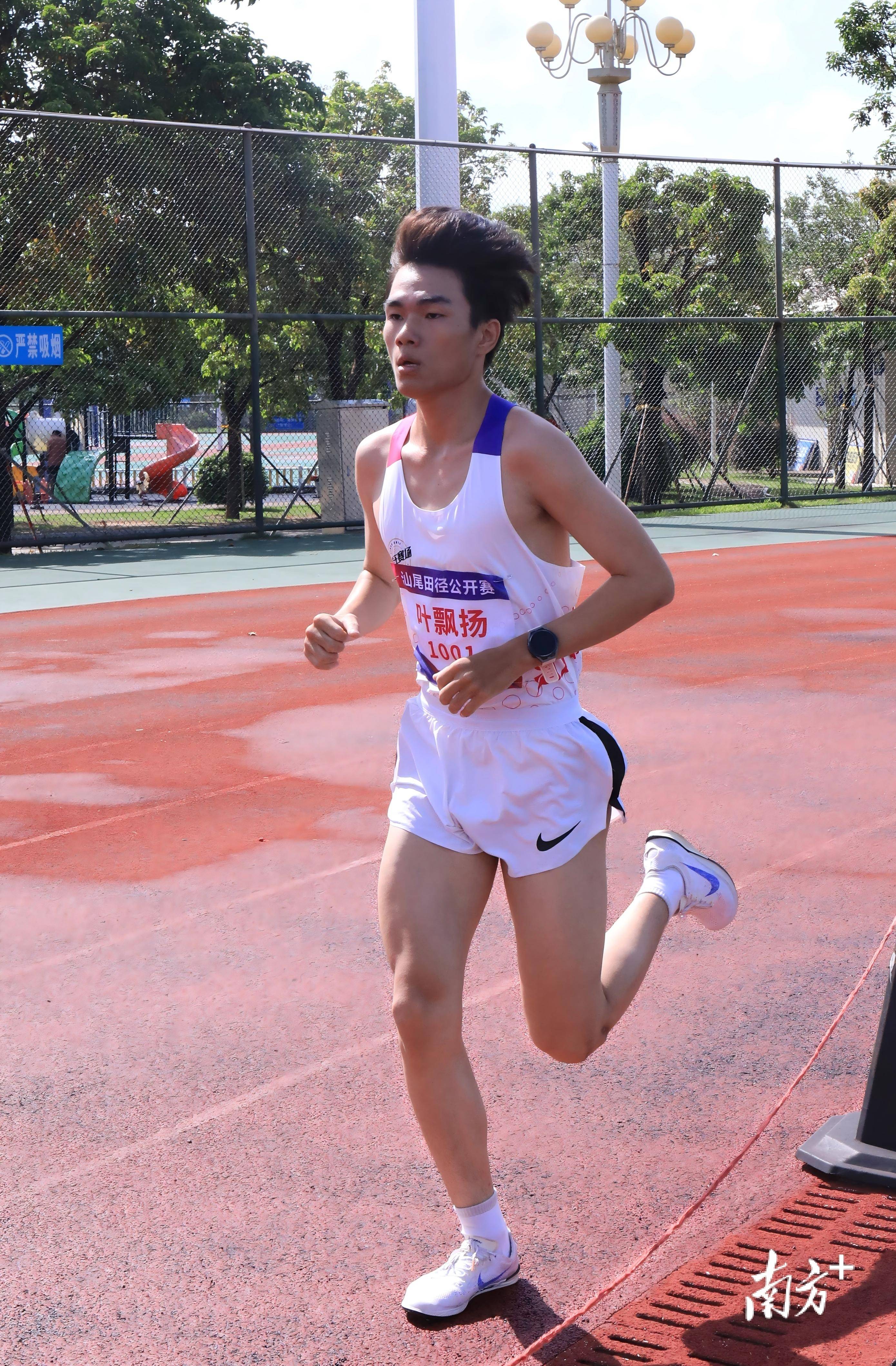 JDG绝杀HKA，Scout极限生还后反打峡谷大战半决赛，点燃全场激情