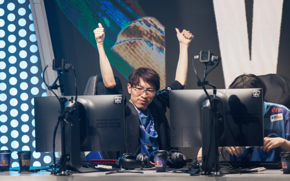 DFM横扫JDG,Inspired关键团战开团秒人强强对话小组赛,引爆全场热议 DFM横扫JDG,Inspired关键团战开团秒人强强对话小组赛,引爆全场热议