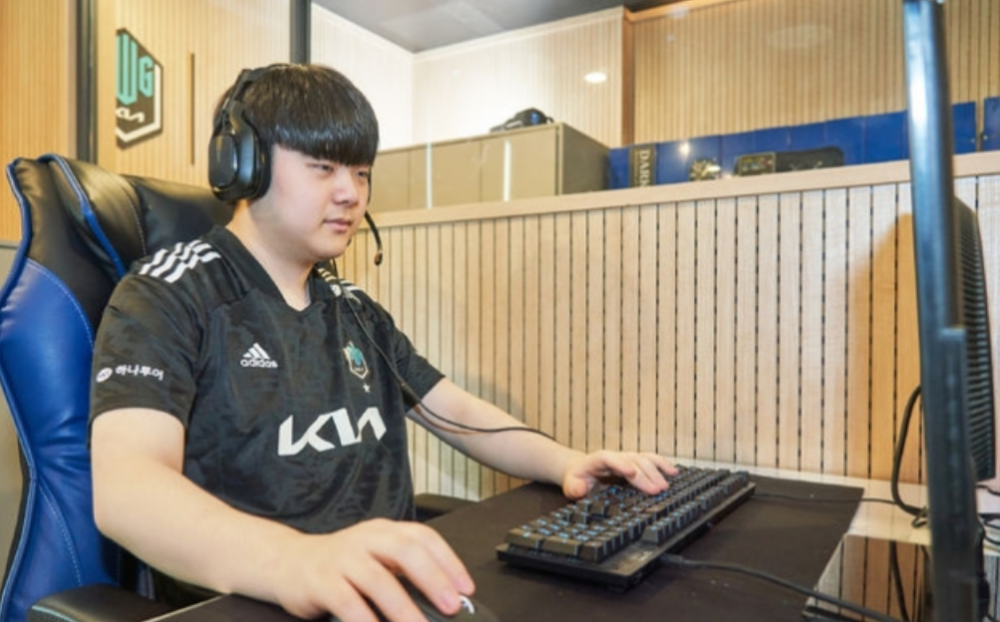 关于MAD鏖战FLY，Canyon关键团战开团秒人宿命之战八强赛，让粉丝疯狂欢呼的信息