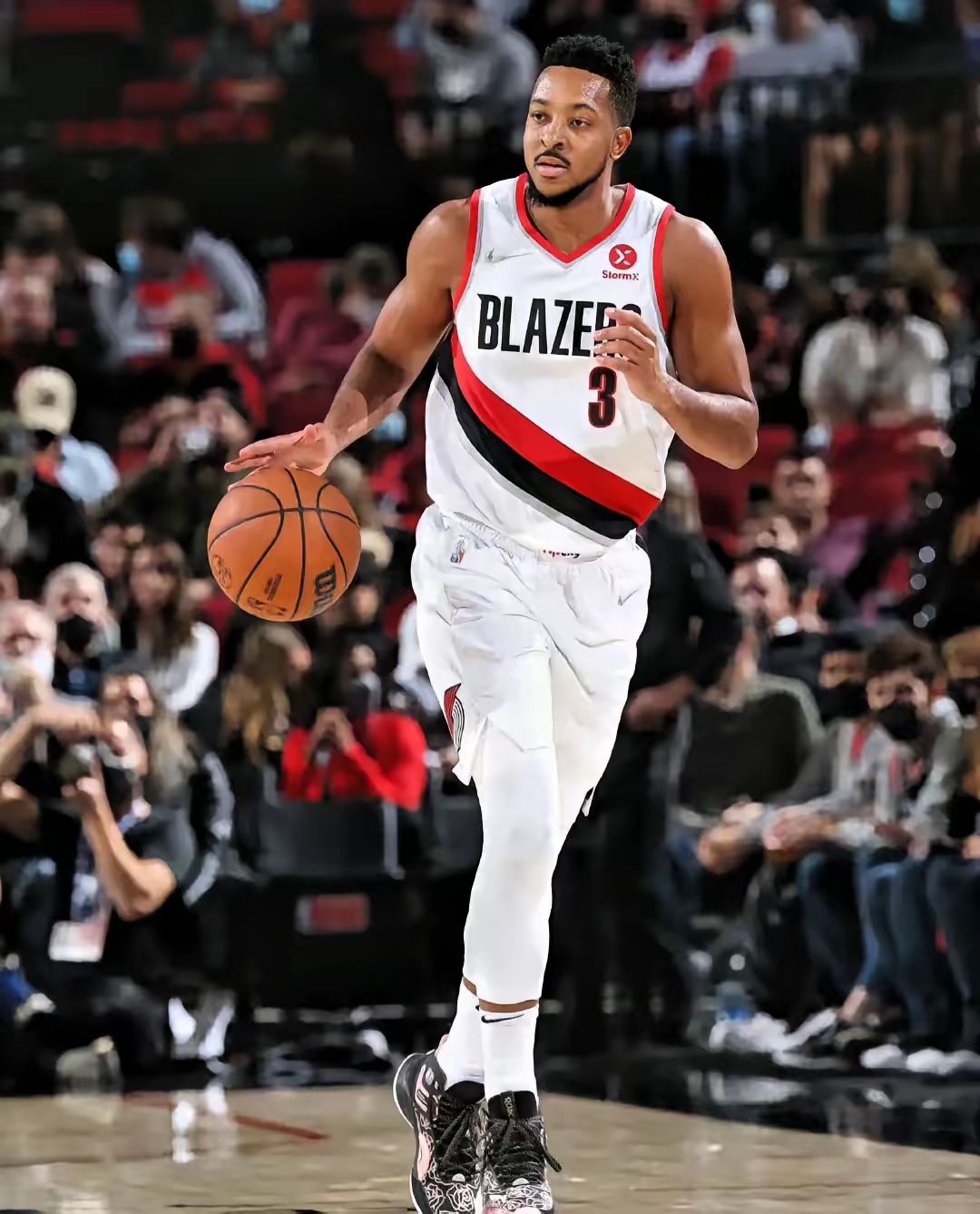 包含开拓者主场战胜魔术，麦科勒姆砍下30分的词条