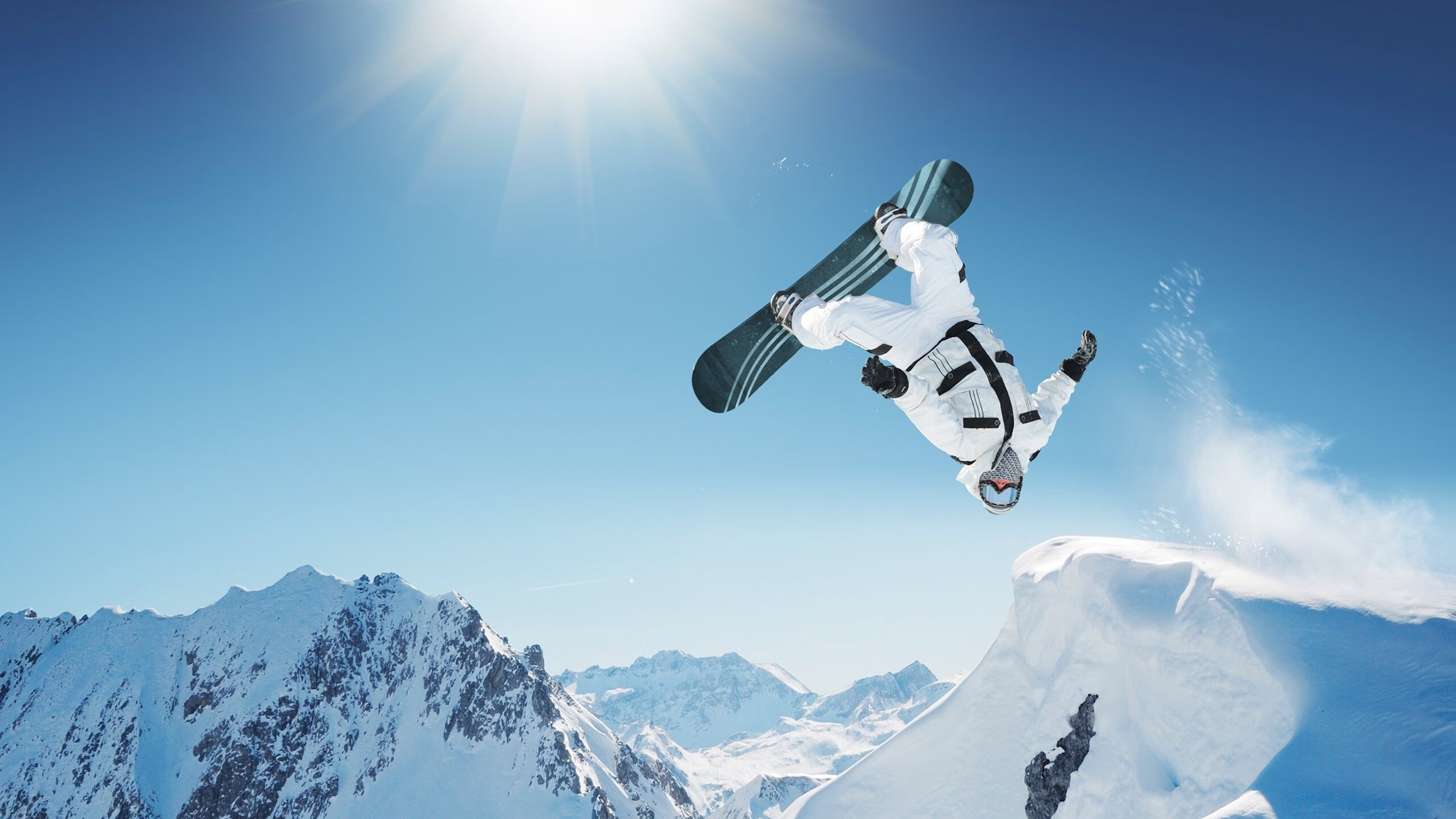 赛道上的战术棋盘，拉塞尔如何将迈凯伦化为利刃，碾过阿斯顿马丁的铜墙铁壁